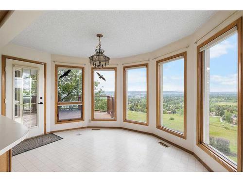 29 Edelweiss Point Nw, Calgary, AB - Indoor Photo Showing Kitchen