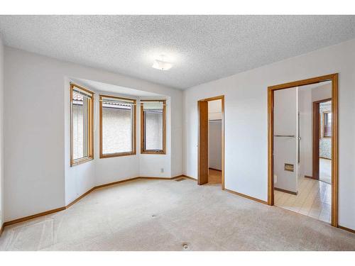 29 Edelweiss Point Nw, Calgary, AB - Indoor Photo Showing Bathroom