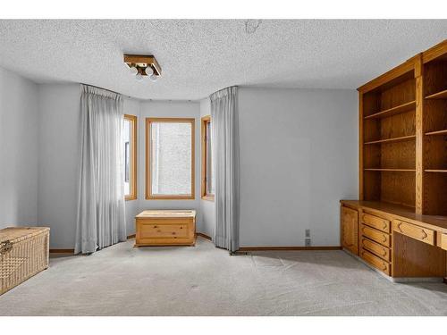 29 Edelweiss Point Nw, Calgary, AB - Indoor Photo Showing Other Room