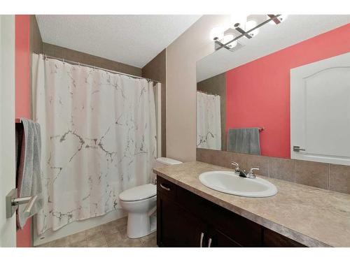 31 Copperstone Mews Se, Calgary, AB - Indoor Photo Showing Bathroom