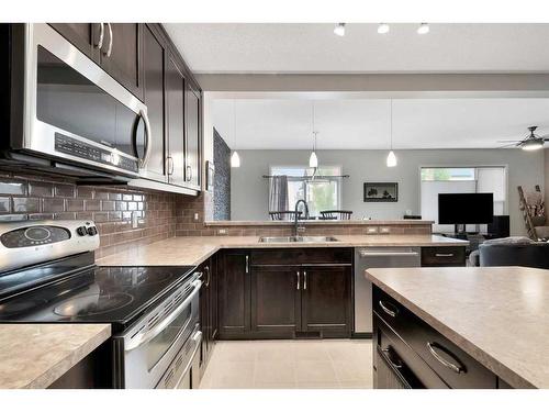 31 Copperstone Mews Se, Calgary, AB - Indoor Photo Showing Kitchen