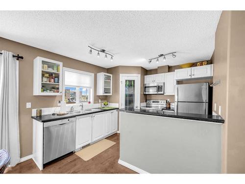 177 Royal Birch Mount Nw, Calgary, AB - Indoor Photo Showing Kitchen