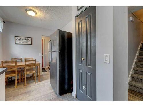 3912 30 Avenue Se, Calgary, AB - Indoor Photo Showing Other Room