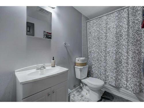 3912 30 Avenue Se, Calgary, AB - Indoor Photo Showing Bathroom