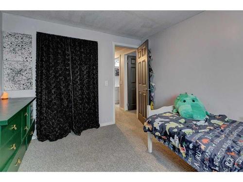 3912 30 Avenue Se, Calgary, AB - Indoor Photo Showing Bedroom