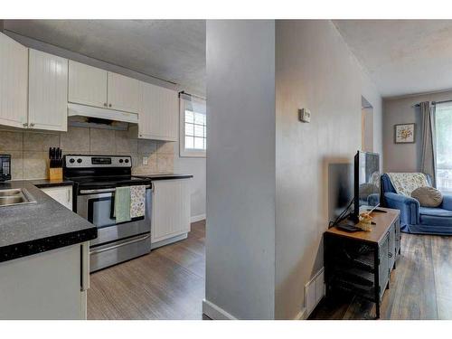 3912 30 Avenue Se, Calgary, AB - Indoor Photo Showing Kitchen