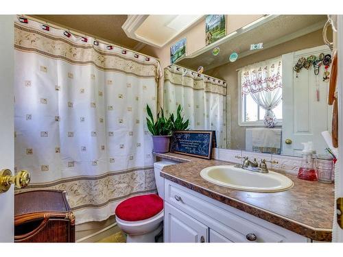 4 Cedargrove Road Sw, Calgary, AB - Indoor Photo Showing Bathroom