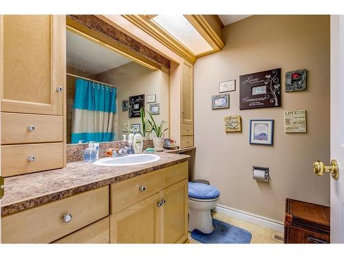 4 Cedargrove Road Sw, Calgary, AB - Indoor Photo Showing Bathroom