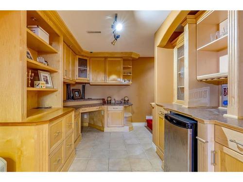 4 Cedargrove Road Sw, Calgary, AB - Indoor Photo Showing Kitchen