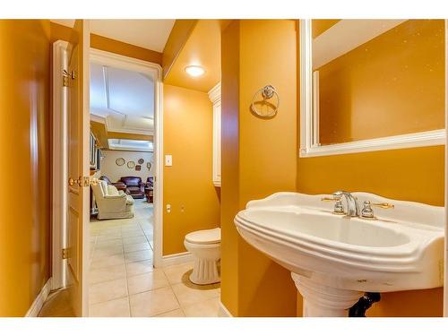 4 Cedargrove Road Sw, Calgary, AB - Indoor Photo Showing Bathroom