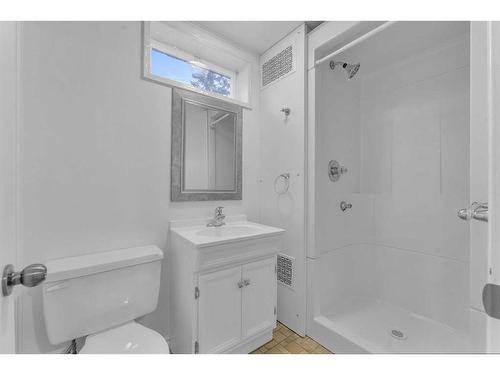 6260 Dalmarnock Crescent Nw, Calgary, AB - Indoor Photo Showing Bathroom