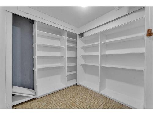 6260 Dalmarnock Crescent Nw, Calgary, AB - Indoor With Storage