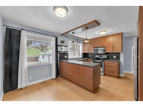 6260 Dalmarnock Crescent Nw, Calgary, AB - Indoor Photo Showing Kitchen