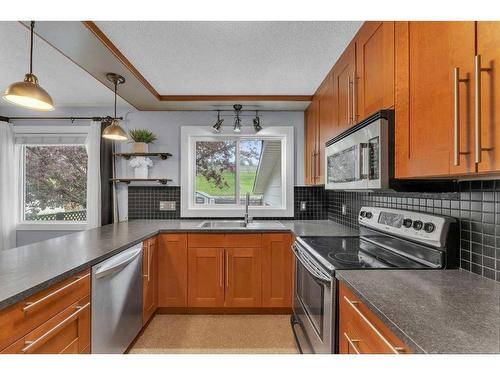 6260 Dalmarnock Crescent Nw, Calgary, AB - Indoor Photo Showing Kitchen