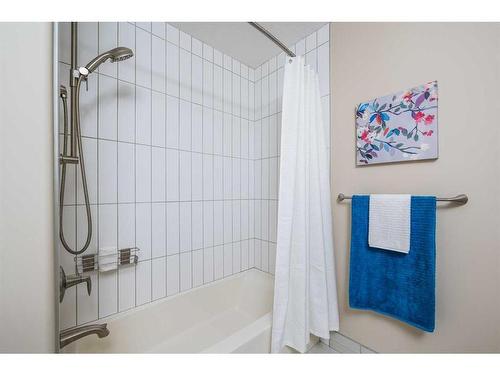 2156-2330 Fish Creek Boulevard Sw, Calgary, AB - Indoor Photo Showing Bathroom