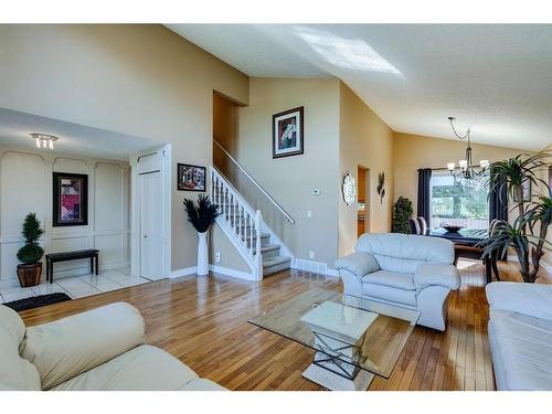 16 Woodfield Way Sw, Calgary, AB - Indoor Photo Showing Living Room