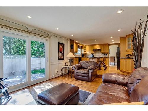 16 Woodfield Way Sw, Calgary, AB - Indoor Photo Showing Living Room