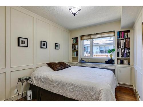 16 Woodfield Way Sw, Calgary, AB - Indoor Photo Showing Bedroom