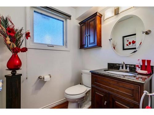 16 Woodfield Way Sw, Calgary, AB - Indoor Photo Showing Bathroom