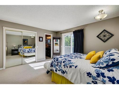 16 Woodfield Way Sw, Calgary, AB - Indoor Photo Showing Bedroom