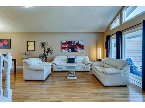 16 Woodfield Way Sw, Calgary, AB - Indoor Photo Showing Living Room