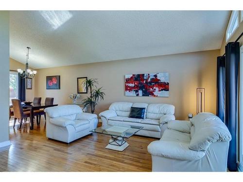 16 Woodfield Way Sw, Calgary, AB - Indoor Photo Showing Living Room