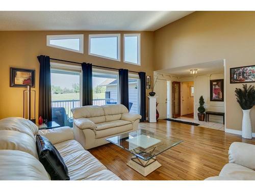 16 Woodfield Way Sw, Calgary, AB - Indoor Photo Showing Living Room