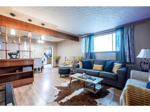 1607 41 Street Sw, Calgary, AB - Indoor Photo Showing Living Room