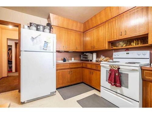 1607 41 Street Sw, Calgary, AB - Indoor Photo Showing Kitchen