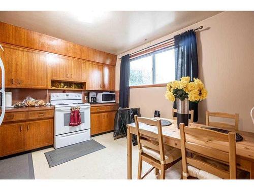 1607 41 Street Sw, Calgary, AB - Indoor Photo Showing Kitchen