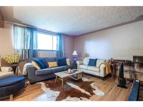 1607 41 Street Sw, Calgary, AB - Indoor Photo Showing Living Room