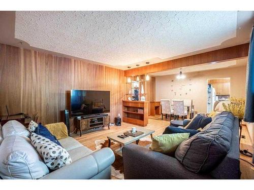 1607 41 Street Sw, Calgary, AB - Indoor Photo Showing Living Room