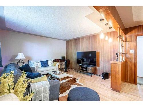 1607 41 Street Sw, Calgary, AB - Indoor Photo Showing Living Room