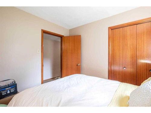 1607 41 Street Sw, Calgary, AB - Indoor Photo Showing Bedroom