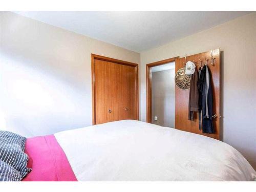 1607 41 Street Sw, Calgary, AB - Indoor Photo Showing Bedroom