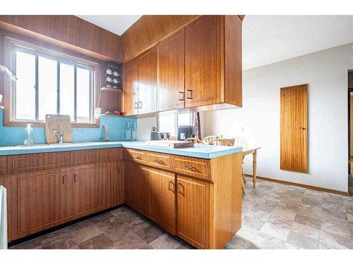 1607 41 Street Sw, Calgary, AB - Indoor Photo Showing Kitchen