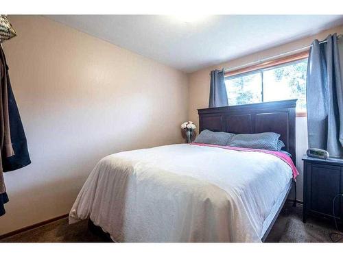 1607 41 Street Sw, Calgary, AB - Indoor Photo Showing Bedroom