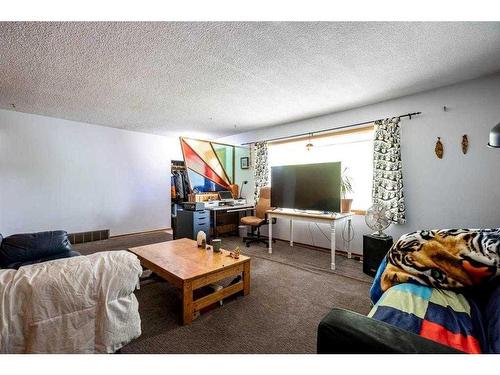 1607 41 Street Sw, Calgary, AB - Indoor Photo Showing Living Room