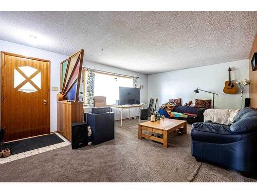1607 41 Street Sw, Calgary, AB - Indoor Photo Showing Living Room