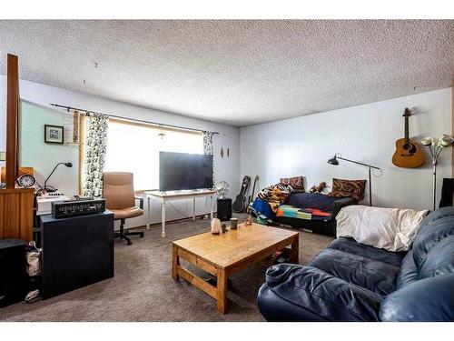 1607 41 Street Sw, Calgary, AB - Indoor Photo Showing Living Room