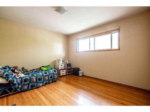 1607 41 Street Sw, Calgary, AB - Indoor Photo Showing Bedroom