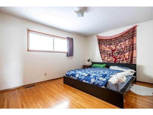 1607 41 Street Sw, Calgary, AB - Indoor Photo Showing Bedroom