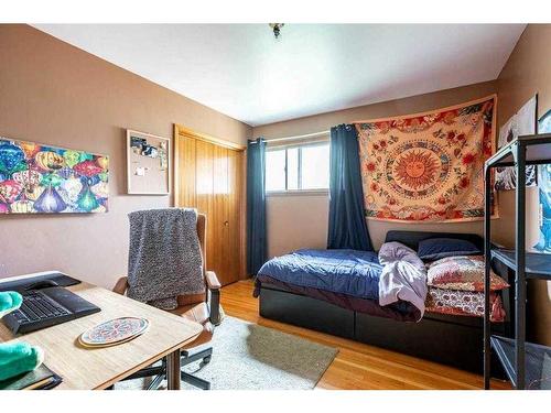 1607 41 Street Sw, Calgary, AB - Indoor Photo Showing Bedroom