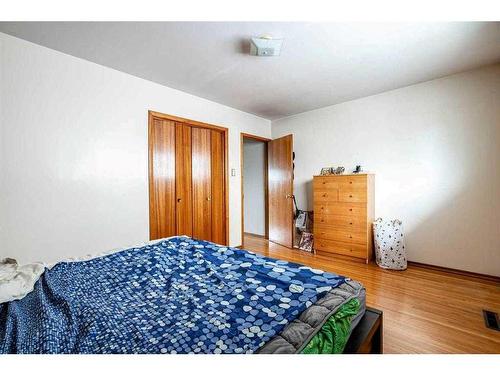 1607 41 Street Sw, Calgary, AB - Indoor Photo Showing Bedroom