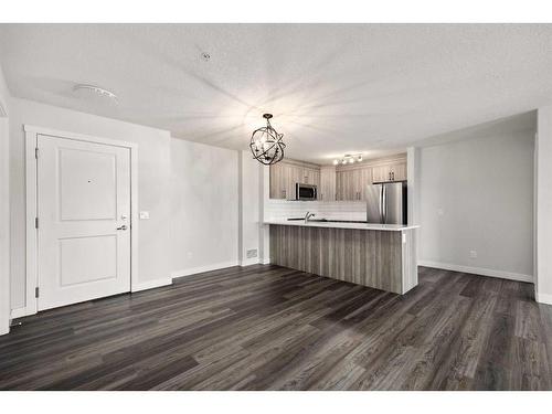 2304-6118 80 Avenue Ne, Calgary, AB - Indoor Photo Showing Kitchen