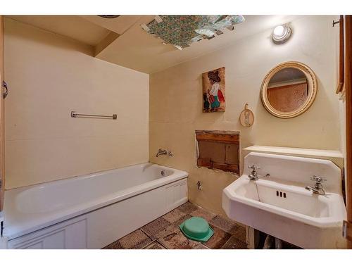 1619 9 Street Nw, Calgary, AB - Indoor Photo Showing Bathroom