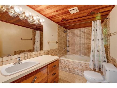 1619 9 Street Nw, Calgary, AB - Indoor Photo Showing Bathroom