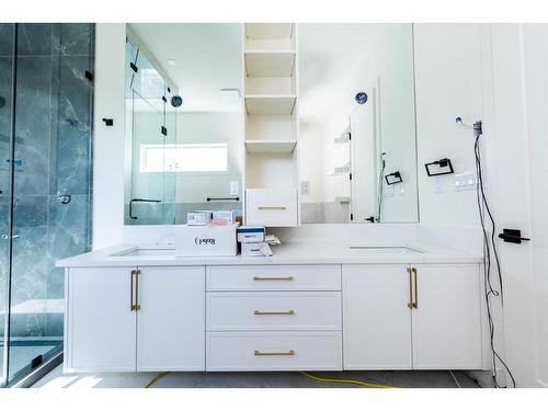 2911 4 Avenue Nw, Calgary, AB - Indoor Photo Showing Bathroom