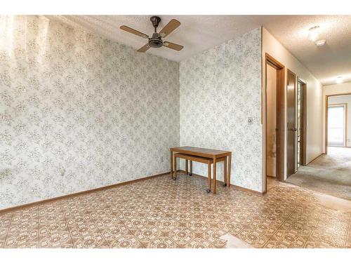 8434 Silver Springs Road Nw, Calgary, AB - Indoor Photo Showing Living Room