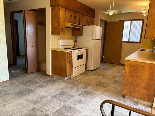 8434 Silver Springs Road Nw, Calgary, AB - Indoor Photo Showing Kitchen